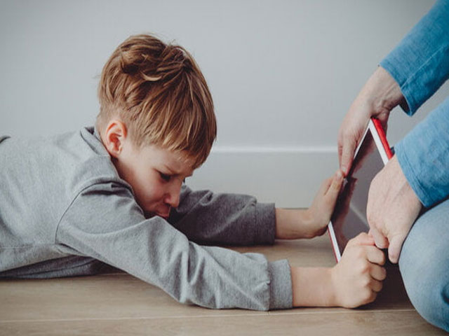 چگونه وابستگی کودک به گوشی را کم کنیم؟